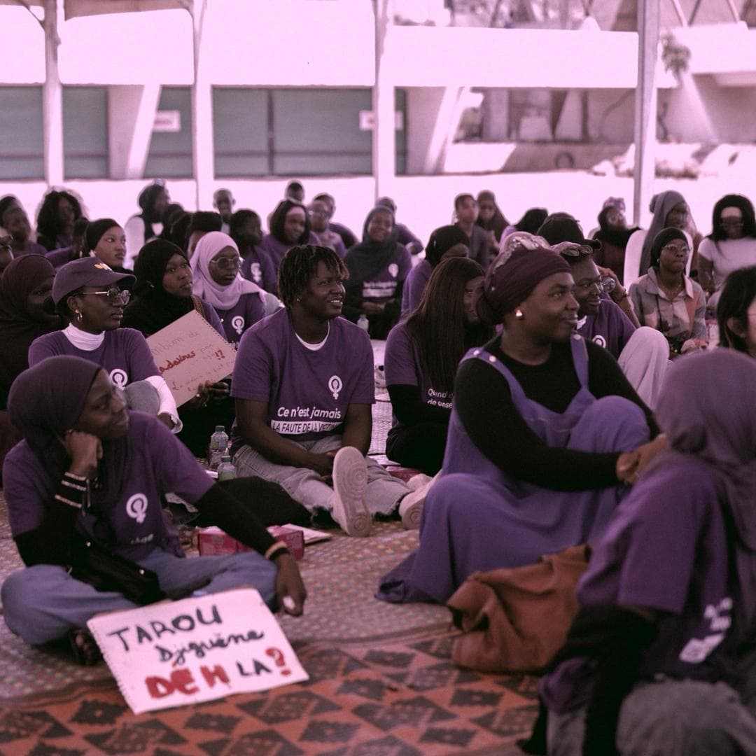 Sit-in Wax Jotna — collectif en violet